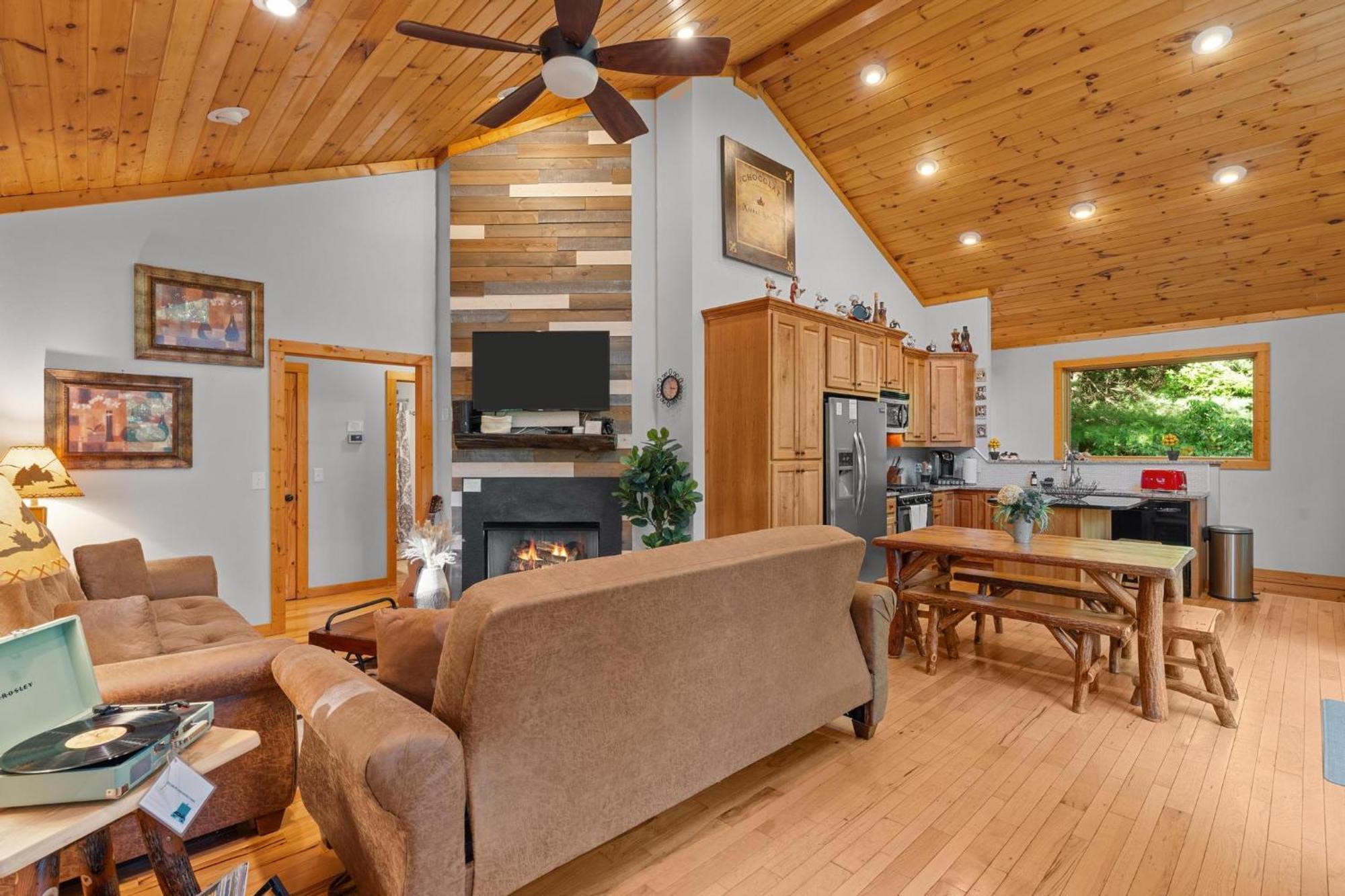 Lux Mtn Cabin - Hot Tub, Fire Pit, Game Room Франклин Экстерьер фото