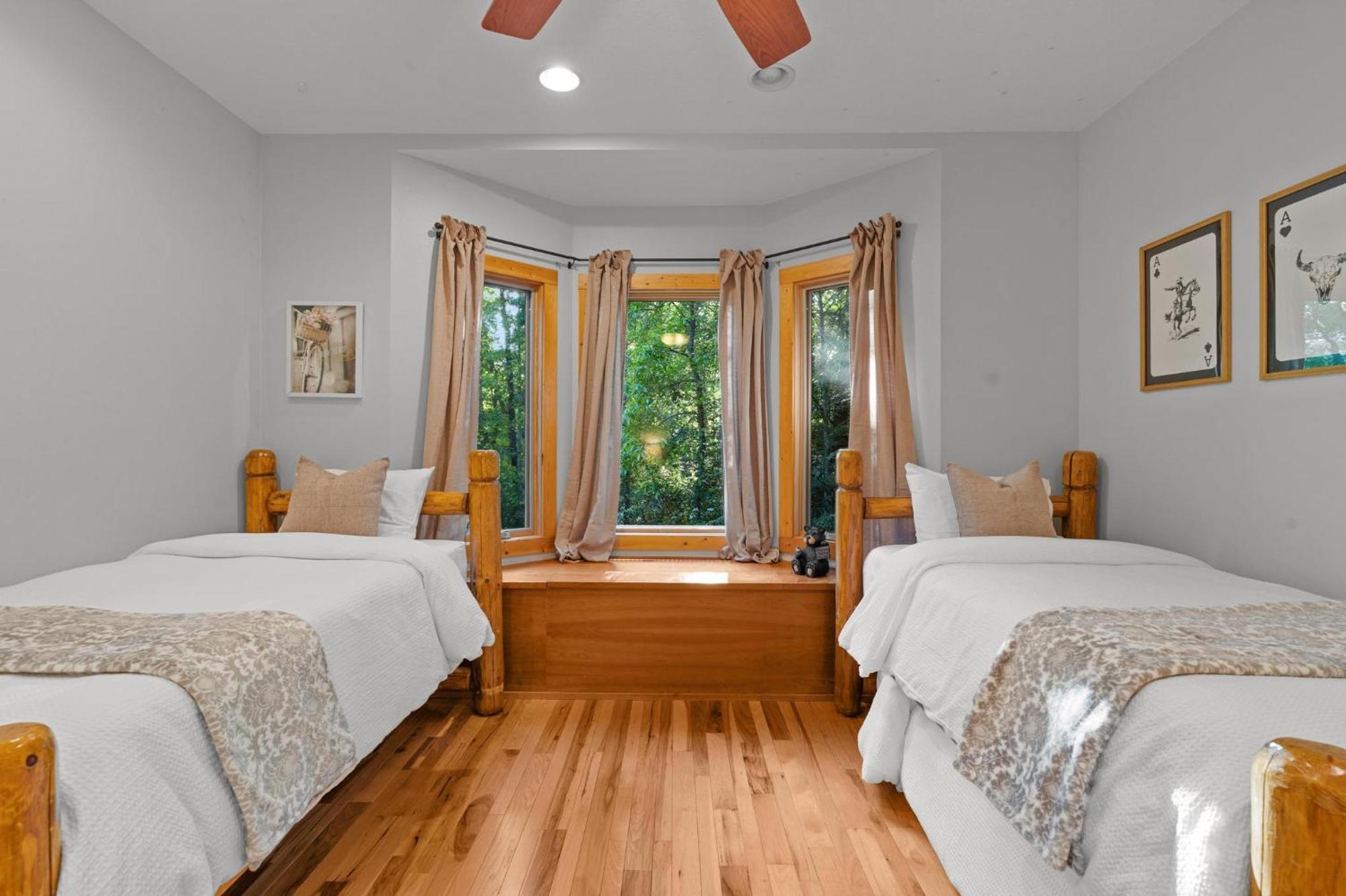 Lux Mtn Cabin - Hot Tub, Fire Pit, Game Room Франклин Экстерьер фото
